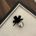 Detail einer eleganten schwarzen Samtschleife-Haarklammer mit einer polierten Silberkugel - Graue Perle Schwarze Schleife