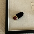 Dettaglio di un fermaglio per capelli in velluto rosso con gemma quadrata e oro - Pinza a Becco Quadrata