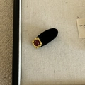 Dettaglio di un fermaglio BB vintage in velluto nero con base dorata e gemma rosso scuro - Clip a Becco d'Anatra Rotonda