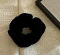 Dettaglio dell'elastico per capelli in velluto nero con texture morbida e design pieghettato - Scrunchie / Nero A Pois Fioccato