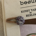 Macro di una clip per capelli retrò in tweed viola con fili metallici scintillanti e maglia - Sfera Rotonda Texture Viola e Bianco (Fermaglio Tè al Latte)