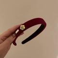Cerchietto retrò in velluto bordeaux con camelia dorata e ciondolo in metallo inciso - Cerchietto Stretto con Fiore d'Oro (1#)