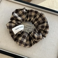 Vista dettagliata di uno scrunchie a quadretti marroni con etichetta fatta a mano in scatola - 4# Elastico a Quadretti Nero Tè al Latte