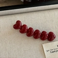 Elegante pinza para el pelo roja en forma de corazón con perlas sobre fondo crema - Pinza de Corazón Rojo Vino