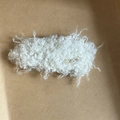 Schattige witte faux fur pluche haarklem met gouden logo op bruine achtergrond - Witte Pluche Waterdruppel Haarclip (Gouden Letter)