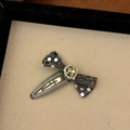 Detailansicht der schwarzen Glitzerschleife mit silbernen Pailletten und Strasssteinen - Silberne Pailletten-Schleife-BB-Klammer (4# Silver Bow Long BB Clip)