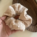 Stijlvolle beige gebreide scrunchie met stippen voor een lage paardenstaart - Broken Wit