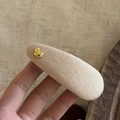 Detail der Haarklammer aus Hafer-Stoff mit unregelmäßiger goldener Metallschnalle in der Hand - 1# Cremeweiß BB-Clip Mit Goldbohne