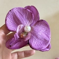Foto a mano di un fermaglio per capelli a orchidea viola con perla bianca e seta - Stile Fiore Singolo Grande / Viola