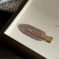 Barrette à cheveux ovale pailletée violette avec base dorée pour coiffure femme - Clip Framboise Pailleté