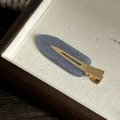 Détail de la barrette bleu Morandi avec paillettes fines et pince crocodile dorée - Clip Bleu Pailleté