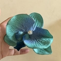 Dettaglio di un fermaglio floreale blu sfumato con perla centrale e petali testurizzati - Stile Fiore Singolo Grande / Verde petrolio