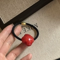 Elastico per capelli con quadrifoglio rosso scintillante su fascia nera elasticizzata - Elastico Capelli Forma Quadrifoglio Rosso