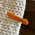 Gros plan d'une barrette orange brillante avec une base en métal doré de type canard - Style Ovale / Orange
