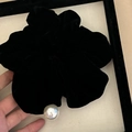 Detalle de un coletero de terciopelo negro con una elegante perla blanca decorativa - 1# Negro Terciopelo Coletero Perla