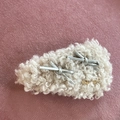 Süße beige Plüsch-Haarspange mit silbernen Schleifen auf rosa Samt-Hintergrund - Beige Sherpa-Fleece Doppelte Silberne Schleife (2#)