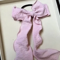 Rosa Schleifen Haarclip aus Seersucker-Stoff mit Wellenkanten für einen süßen Prinzessin-Look - Haargummi / Rosa