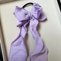 Eleganter lavendelfarbener Haarschmuck mit Schleife, langen Bändern und Texturstoff - Haargummi / Lila
