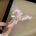 Detalle de la pinza para el pelo de felpa rosa con lazo de seda y perla fina - Pinza Felpa Lazo Blanco / Rosa