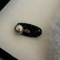 Elegante fermaglio per capelli in tweed nero con perla argento e ciondolo Love - Strisce Nero Bianco Perla Grigia