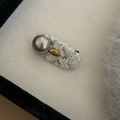 Dettaglio di un fermaglio per capelli in tweed con ciondolo Love e perle grigie - Strisce Bianco Nero Perla Grigia