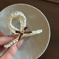 Pince à cheveux avec nœud marron, perles blanches et ornement de cœur doré élégant - Grande Pince à Griffes Croisée Blanche