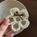 Pinza per capelli con fiocco di raso marrone e perle con ciondolo a cuore dorato chic - Clip a Artiglio con Fiore Bianco