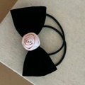 Détail d'un élastique en velours noir orné d'une délicate rose en satin rose et élastique - Corde à Cheveux Noeud Noir Fleur Rose