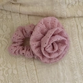 Elastico per capelli rosa a forma di rosa in tessuto ricamato su sfondo di pizzo retrò - Forma di Rosa / Rosa