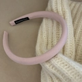 Cerchietto imbottito rosa chiaro minimalista con etichetta fatta a mano su maglia morbida - Rosa