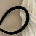 Dettaglio della trama fine di un cerchietto in tessuto nero minimalista su maglia - Nero