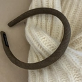 Vista dettagliata del cerchietto in tessuto marrone caffè con etichetta Handmade - Marrone