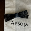 Dettaglio ravvicinato di un fermaglio per capelli a fiocco in denim scozzese blu scuro - Fermaglio Fiocco Incrociato Blu