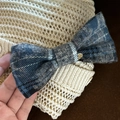 Fermaglio per capelli a fiocco in denim a scacchi blu e bianchi con emblema dorato - Fermaglio con Fiocco Blu