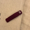 Dettaglio molletta per capelli bordeaux vintage con gemma rosa e base in pizzo argento - Stile Strass Rosa a Righe Quadrate