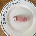 Elegante roze pluche haarklem met witte parel op een decoratief wit bordje - Donkerroze Pluche Parel Haarklem