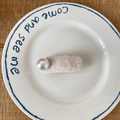 Elegante roze fluwelen haarclip met een grote witte parelversiering op een keramisch bord - Lichtroze Pluche Parel Haarklem