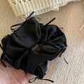 Détail d'un chouchou en satin noir avec de petits nœuds en ruban de style ballerine - Noir