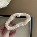 Primer plano de pinza de pelo grande en satén crema con perlas y tejido de efecto plisado elegante - Blanco Roto