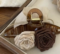 Detailansicht der großen bernsteinfarbenen Haarklammer mit Vintage Rosenblüten Deko - Weiß-Kaffee Floral
