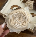 Makro-Detail einer großen Rosen-Haarklammer mit beigen Tüllblüten und bernsteinfarbener Basis - Groß Weiß Floral