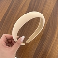Dettaglio del cerchietto in spugna beige con texture opaca e rivestimento interno antiscivolo - 1# Rosa Riso