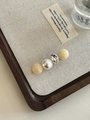 Detailopname van vintage haarspeld met barnsteen kralen en parel op een linnen basis - 3# Geel Parel Haarclip