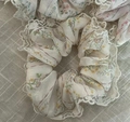 Dettaglio dell'elastico floreale con pizzo beige e motivi viola e gialli su tessuto - 1# Pizzo Floreale Giallo