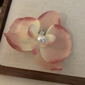 Barrette à cheveux orchidée élégante avec pétales dégradés roses et perle centrale - Pince à Cheveux Perle Fleur Rose Blanche