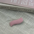 Detalle de la pinza para el pelo ondulada en tela rosa con textura tejida sobre lino - Rosa