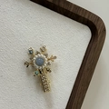 Dettaglio ravvicinato di un fermaglio per capelli a fiore con perle blu e cristalli oro - Fermaglio per Capelli Fiocco di Neve con Perla Blu (2#)