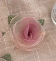 Dettaglio di un fiore di camelia in rete fatto a mano con foglie in pizzo verde - 1# Clip per Capelli Fiore Rosa