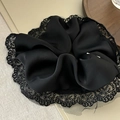 Detailaufnahme von schwarzem Satin-Scrunchie mit Spitzenrand und weicher Faltenstruktur - Groß / Schwarz (Groß)