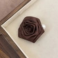 Dettaglio del fermaglio a rosa in tessuto con perla in una confezione regalo di legno - Fermaglio Fiore Perla Cachi